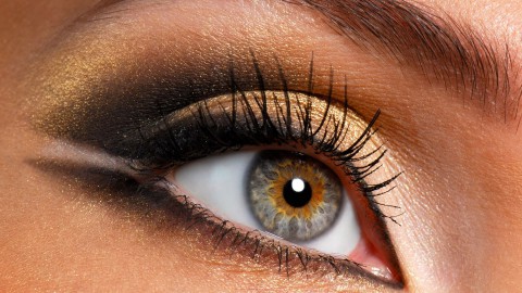 увеличивающий макияж глаз тенями